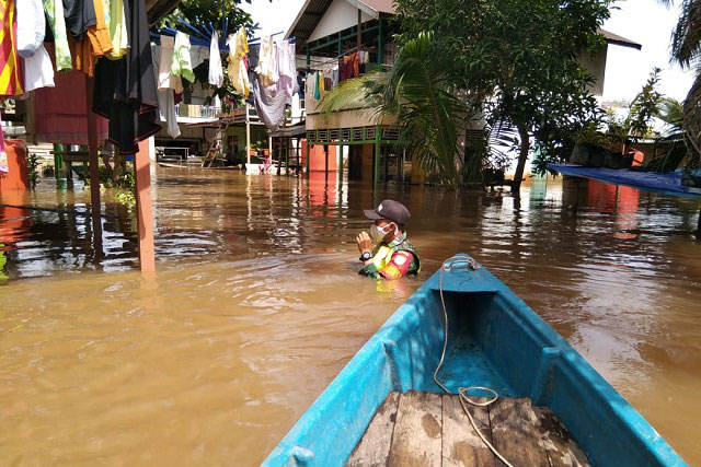 Babinsa Sinar Baru Monitor Desa Binaan Yang Terendam Banjir