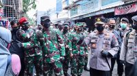 Panglima TNI dan Kapolri Bagikan Masker di Pasar Tanah Abang