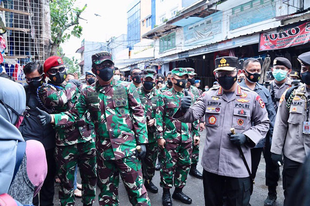 Panglima TNI dan Kapolri Bagikan Masker di Pasar Tanah Abang