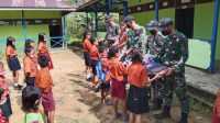 Satgas Yonif 642 Kapuas Bagikan Tas dan Alat Tulis
