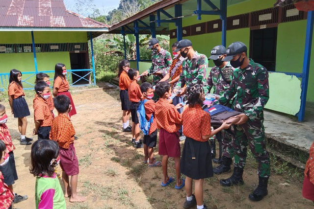 Satgas Yonif 642 Kapuas Bagikan Tas dan Alat Tulis