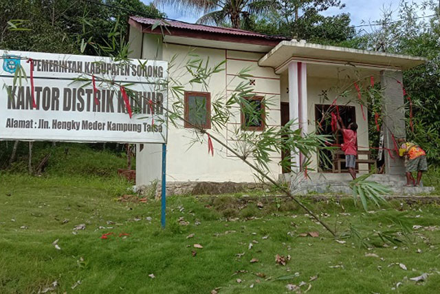 Dewan Adat Distrik Konhir Palang Jalan dan Kantor Distrik