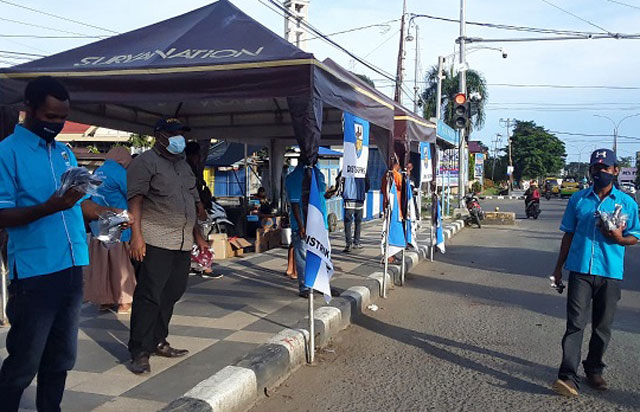 Jelang HUT Kota Sorong Ke-21, KNPI Bagi-Bagi Masker