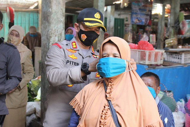 Kapolres Kebumen Pimpin 26 Polsek Jajarannya Serentak Bagikan 2 Ribu Masker