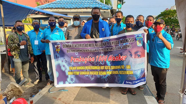 Jelang HUT Kota Sorong Ke-21, KNPI Bagi-Bagi Masker