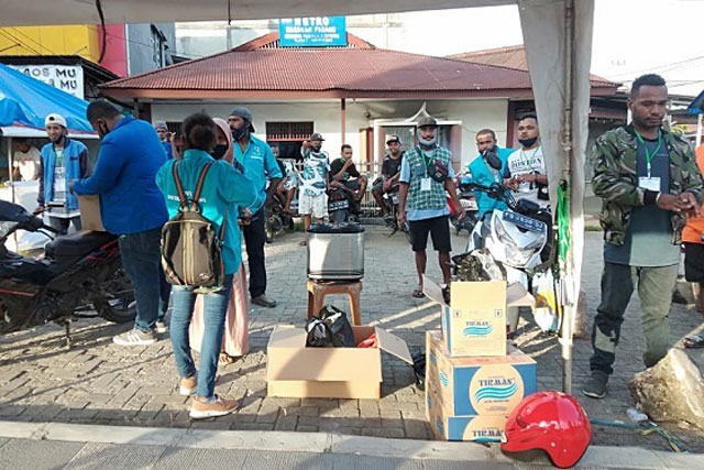 Jelang HUT Kota Sorong Ke-21, KNPI Bagi-Bagi Masker