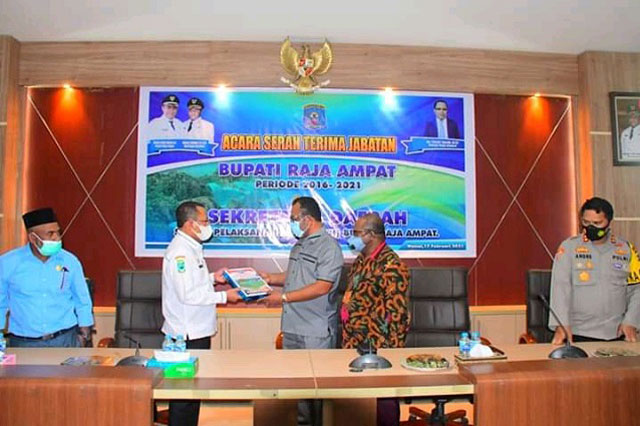 Bupati Raja Ampat Serahkan Terimakan Jabatan Kepada Sekda