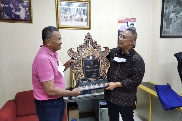 Ayat Bhuwana Berikan Penghargaan Kepada Dahlan Iskan