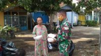 Babinsa Kodim 1203 Ketapang Bagikan Takjil ke Warga Sekitar