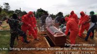 Babinsa Koramil 07 Sintang Kawal Pemakaman Jenazah Covid-19