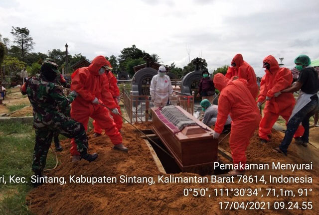 Babinsa Koramil 07 Sintang Kawal Pemakaman Jenazah Covid-19
