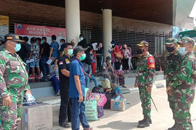 Dandim Sambas Tinjau Proses Pemulangan Pekerja Migran Indonesia