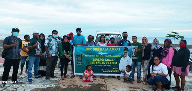 PKB Raja Ampat Bersama Komunitas Gus Ami Peduli Berbagi Takjil