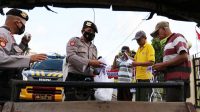 Samapta Polres Kebumen Peduli, Bagikan Takjil dan Masker Untuk Tukang Becak