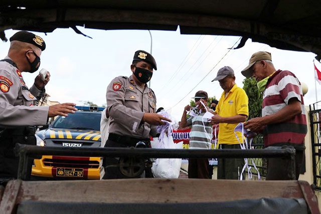 Samapta Polres Kebumen Peduli, Bagikan Takjil dan Masker Untuk Tukang Becak