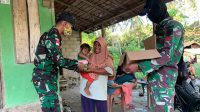 Sambangi Rumah Warga, Satgas Pamtas Yonif 642 Berbagi Takjil