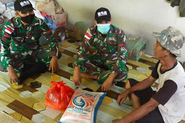 Satgas Pamtas Yonif 642 Bagikan Sembako Kepada Warga
