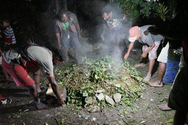 Selamat dari Serangan KKB, Suku Dambet Gelar Upacara Adat Bakar Batu