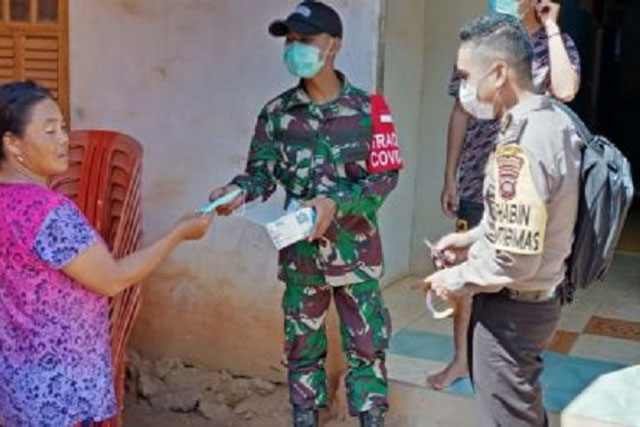 Babinsa dan Babinkamtibmas Sukakarya Kompak Bagikan Masker