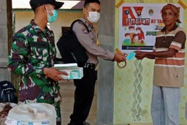 Babinsa dan Babinkamtibmas Sukakarya Kompak Bagikan Masker