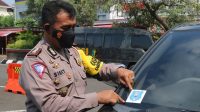 Polrestabes Semarang Pasangi Stiker Biru Kendaraan Pemudik Yang Lengkap