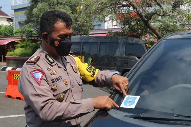 Polrestabes Semarang Pasangi Stiker Biru Kendaraan Pemudik Yang Lengkap
