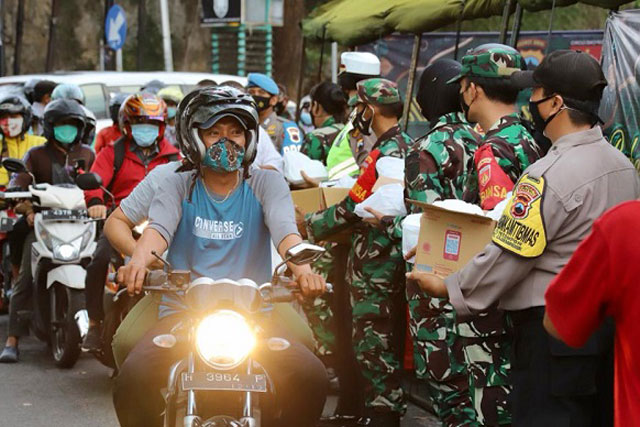 Polda Jateng dan Kodam IV Diponegoro Serentak Berbagi 36 Ribu Takjil