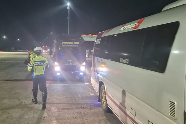 Polrestabes Semarang Lakukan Penyekatan di Gerbang Tol Kalikangkung