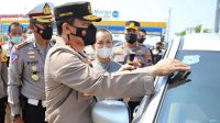 Stiker Biru, Tanda Kendaraan Sudah Diperiksa di Gerbang Tol Kalikangkung