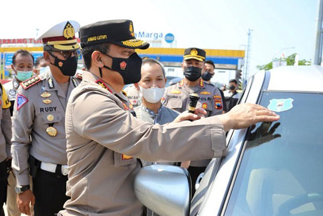 Stiker Biru, Tanda Kendaraan Sudah Diperiksa di Gerbang Tol Kalikangkung