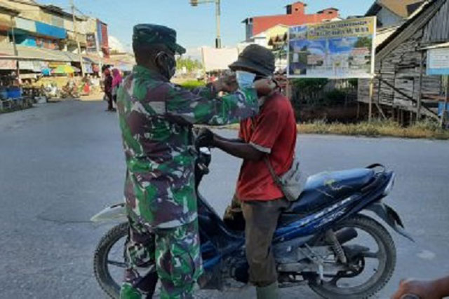 Koramil Teluk Batang Bersama Karang Taruna Bagi Takjil Dan Masker