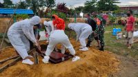 Personel Kodim 1205 Sintang Bantu Gali Lubang Kubur Korban Covid-19