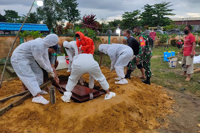 Personel Kodim 1205 Sintang Bantu Gali Lubang Kubur Korban Covid-19