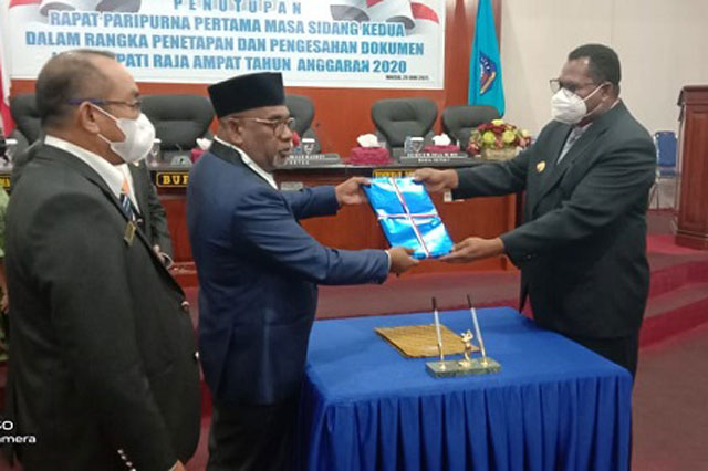 DPRD Raja Ampat Terima Pengesahan LKPJ Bupati TA 2020