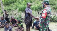 Babinsa Tinginambut Puncak Jaya dan Tokoh Agama Bina Kerukunan Bersama Masyarakat