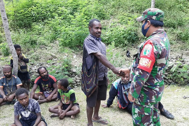 Babinsa Tinginambut Puncak Jaya dan Tokoh Agama Bina Kerukunan Bersama Masyarakat