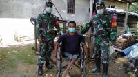 Babinsa Koramil Sayan Sambangi Warga Binaan Yang Cacat Fisik