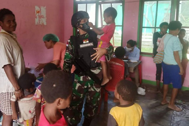 Dokter Satgas Yonif 512/QY Berikan Pelayanan Kesehatan di Tapal Batas Papua