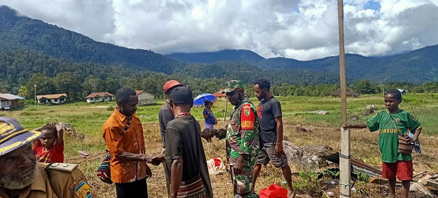 Eks Teroris OPM Sukarela Serahkan 2 Senpi ke Satgas Mandala 1 TNI