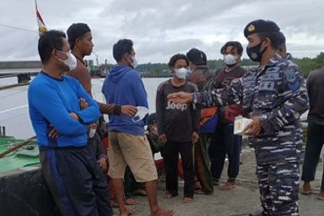 Prajurit TNI AL Ajak Masyakat Mimika Patuhi Protokol Kesehatan