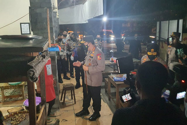 Kapolri Blusukan Malam Hari di Kota Solo Bagikan Bantuan PPKM Darurat