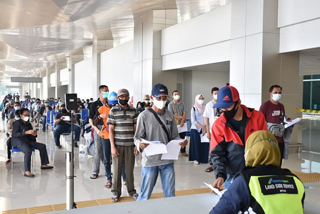 TNI AL Gelar Serbuan Vaksin di Bandara Juanda