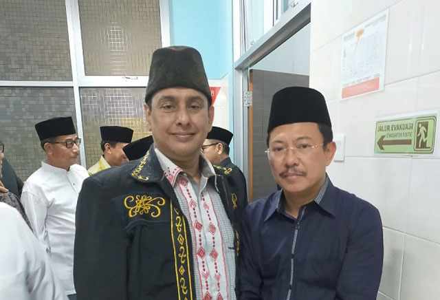 Azam Khan Sebut Penanganan Covid-19 Diserahkan Bukan Pada Ahlinya