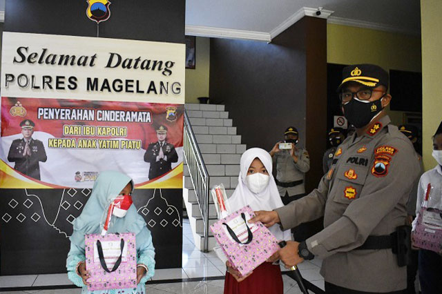 Kapolres Magelang Serahkan Bantuan Ketua Umum Bhayangkari Untuk Anak Yatim Piatu