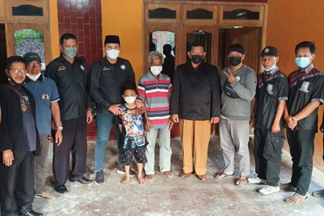 Ketua PSHT Sragen Bersama AKBP Pujiyarto Santuni Anak Yatim Piatu Korban Covid-19