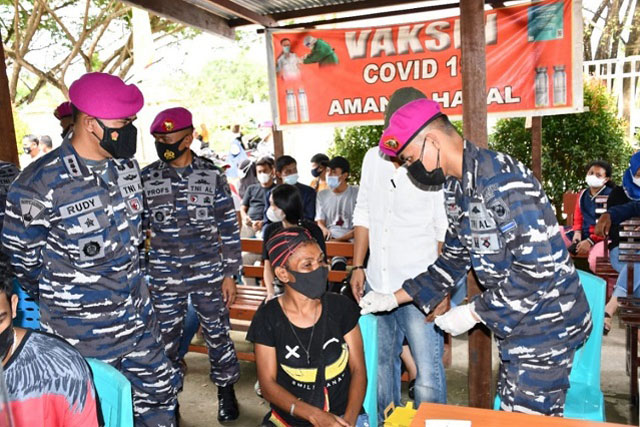 Korps Marinir Gelar Serbuan Vaksinasi di Puskesmas Mariat Kabupaten Sorong