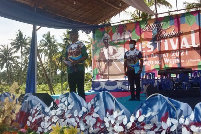 Bupati Raja Ampat Serahkan Santunan Non Tunai di Wejim Kepada Warga Ahli Waris