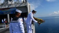 Danlantamal VII Pimpin Upacara Tabur Bunga di Laut