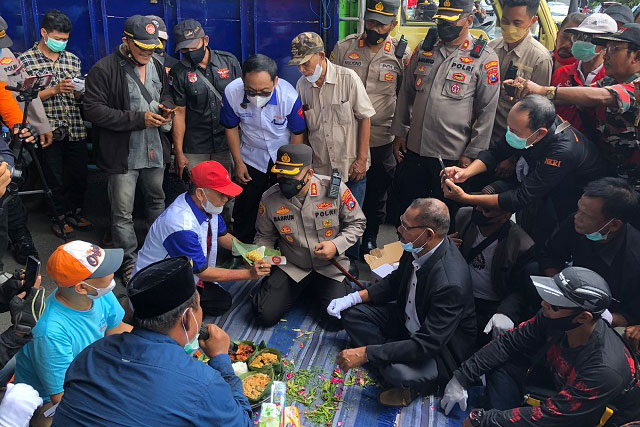 Kapolresta Bersama Aliansi Masyarakat Banyuwangi Potong Tumpeng di Hari Anti Korupsi