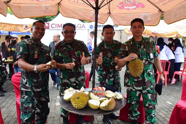 Primkopal Lanudal Juanda Puspenerbal Gelar Bazar Durian